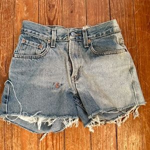 Vintage Distressed 550 Levi Jean Shorts 26” waist